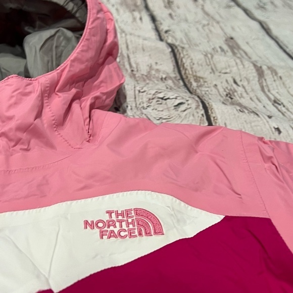 Girls The North Face Pink HyVent Hooded Zip Up Jacket - Picture 6 of 8